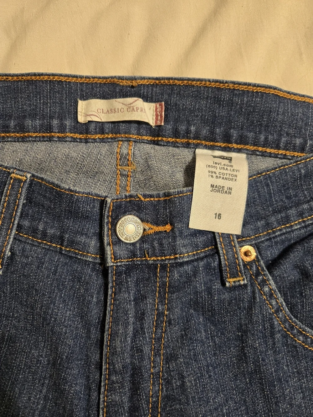 Levi’s Classic Capri Jeans Womens Size 16 Medium Wash Cropped Straight Leg Denim - Picture 4 of 4